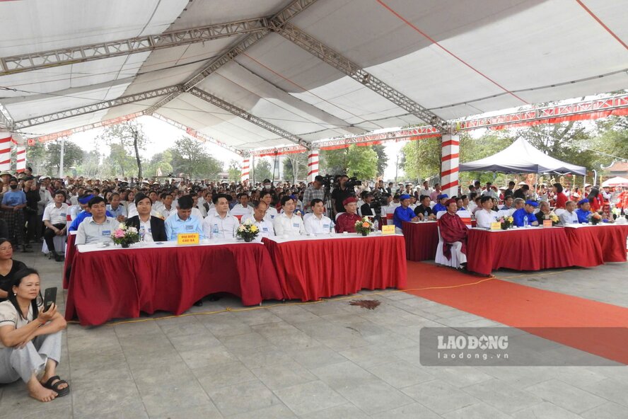 Đông đảo người dân đến xem khai hội. Ảnh: Tô Công 