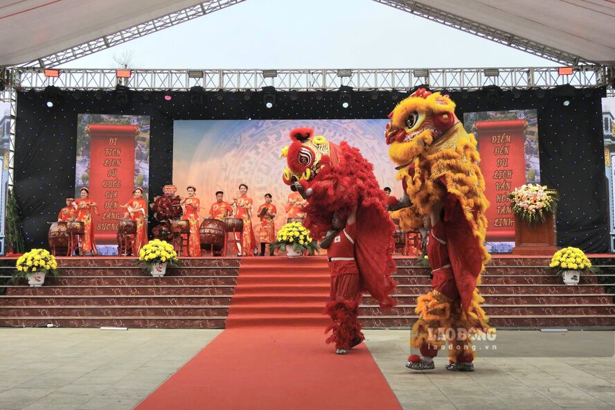Tiết mục múa lân sư rồng tại buổi khai mạc lễ hội. Ảnh: Tô Công.