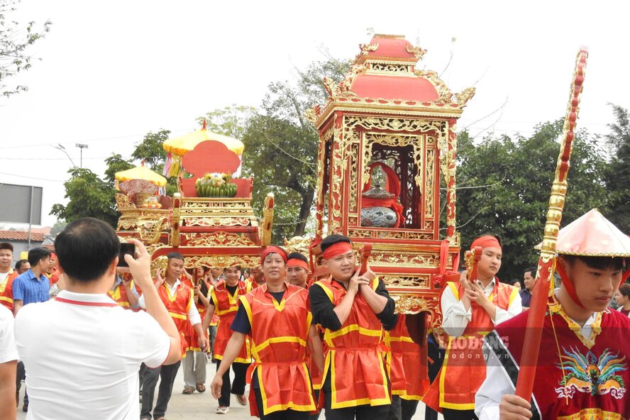Water procession ceremony at Lang Suong Temple festival. Photo: To Cong.