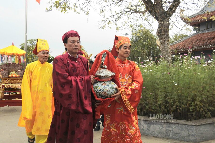 Nghi lễ rước nước Đền Lăng Sương. Ảnh: Tô Công.