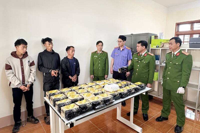 Ba đối tượng bị bắt giữ cùng tang vật tại Cơ quan cảnh sát điều tra. Ảnh: Công an tỉnh Sơn La