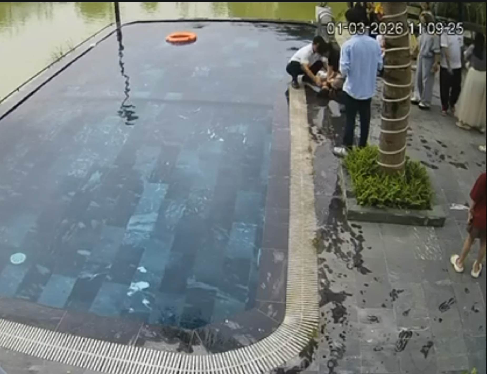 Female doctor regains life for 3-year-old child who stopped breathing in tourist area. Photo cut from clip