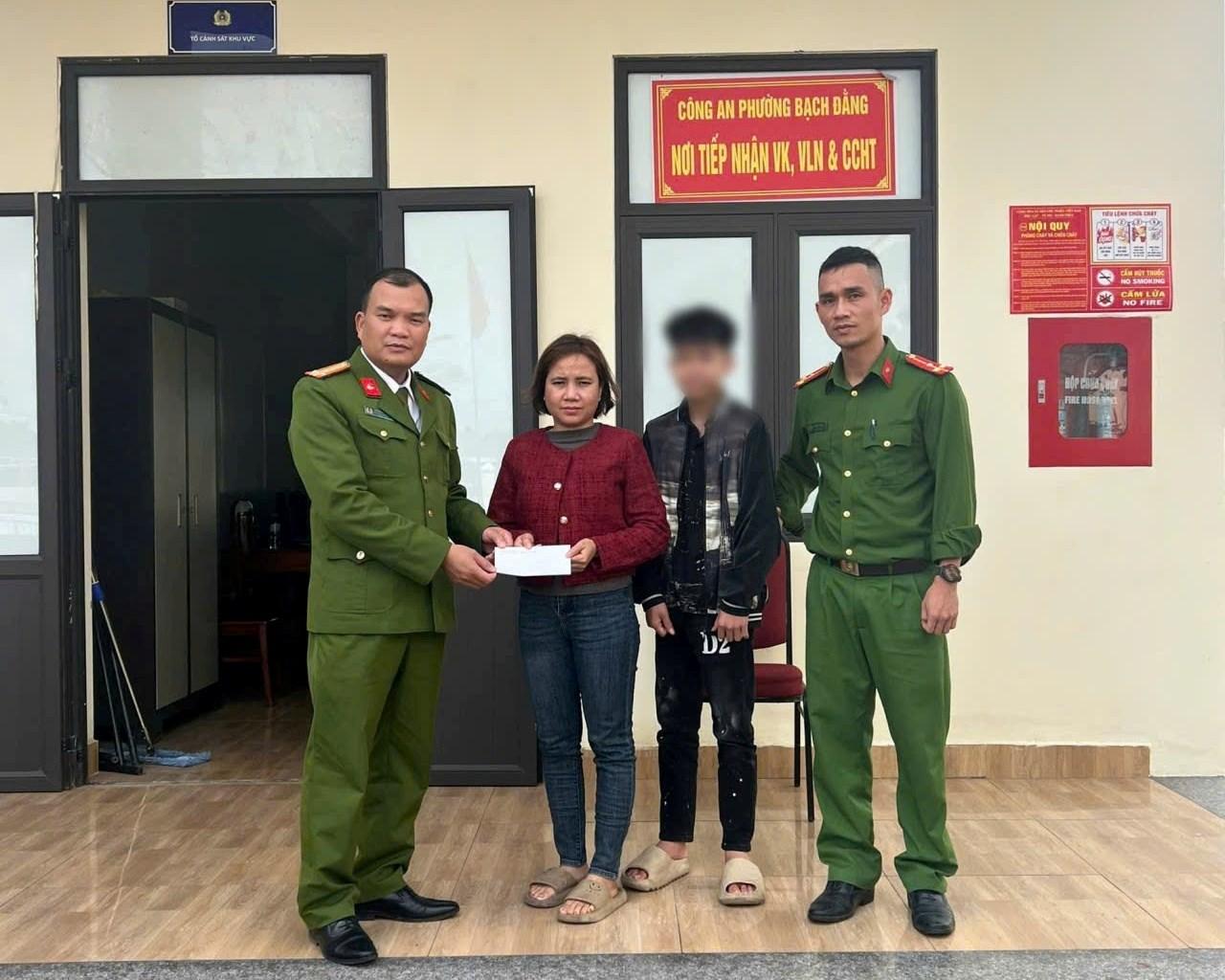 Bach Dang Ward Police hand over the baby to his family. Photo: Hai Phong Police