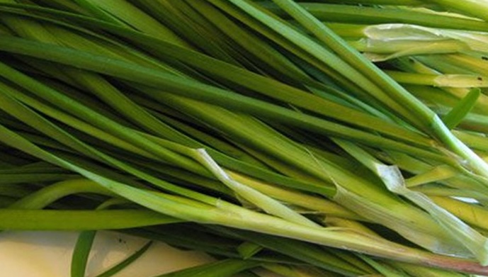 Chives are a spice vegetable believed to support stimulating hair growth. Photo: Kieu Vu