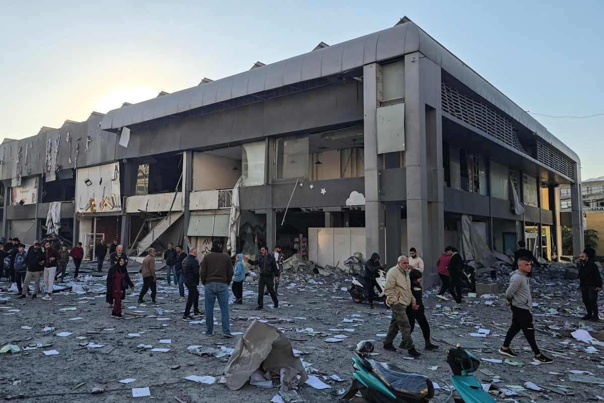 hiện trường vụ không kích của Israel nhằm vào văn phòng Al-Qard al-Hassan - tổ chức tài chính có liên hệ với Hezbollah - ở thành phố ven biển Tyre, Lebanon, ngày 2.3.2026. Ảnh: AFP