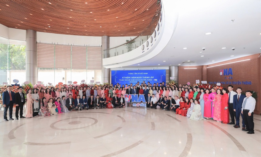 Collective of officials and employees of the Digital Content and Communication Center take souvenir photos. Photo: Phan Phuong/VNA