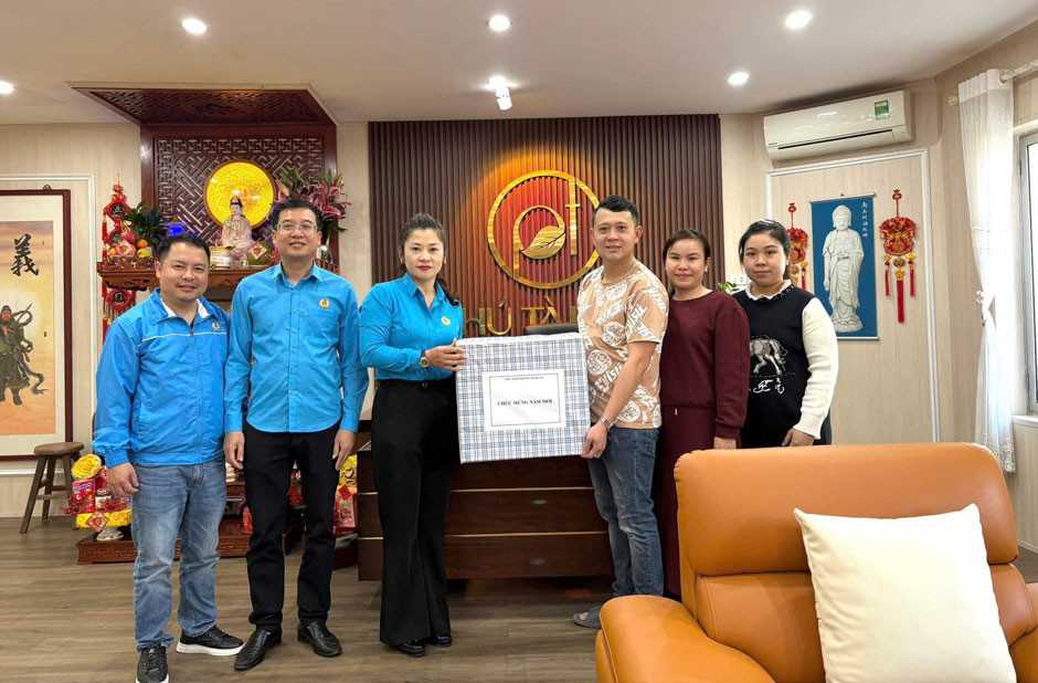 Công đoàn phường Nghĩa Lộ thăm, chúc Tết doanh nghiệp và đoàn viên đầu năm 2026. Ảnh: Bảo Nguyên
