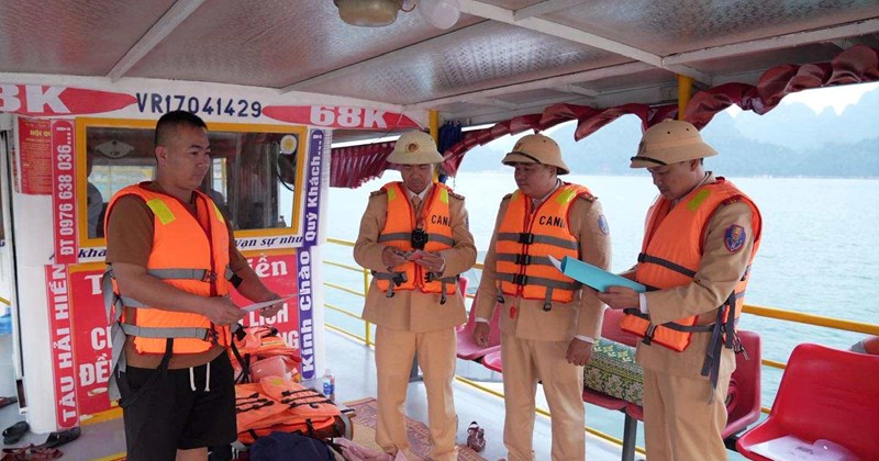 Hồ Hòa Bình: Hàng loạt tàu thuyền bị kiểm tra, xử phạt
