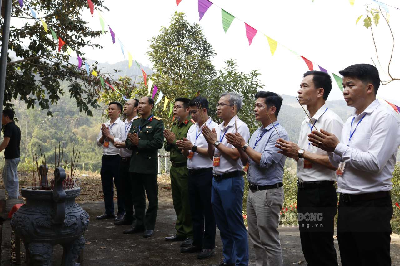 Thầy mo làm lễ xin phép và mời thành hoàng làng về dự Lễ hội Lồng Tồng. Ảnh: Văn Đức