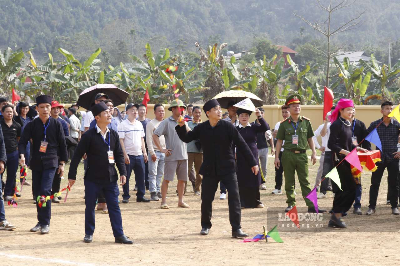 Các trò chơi dân gian được tổ chức thu hút đông đảo người dân và du khách. Ảnh: Văn Đức