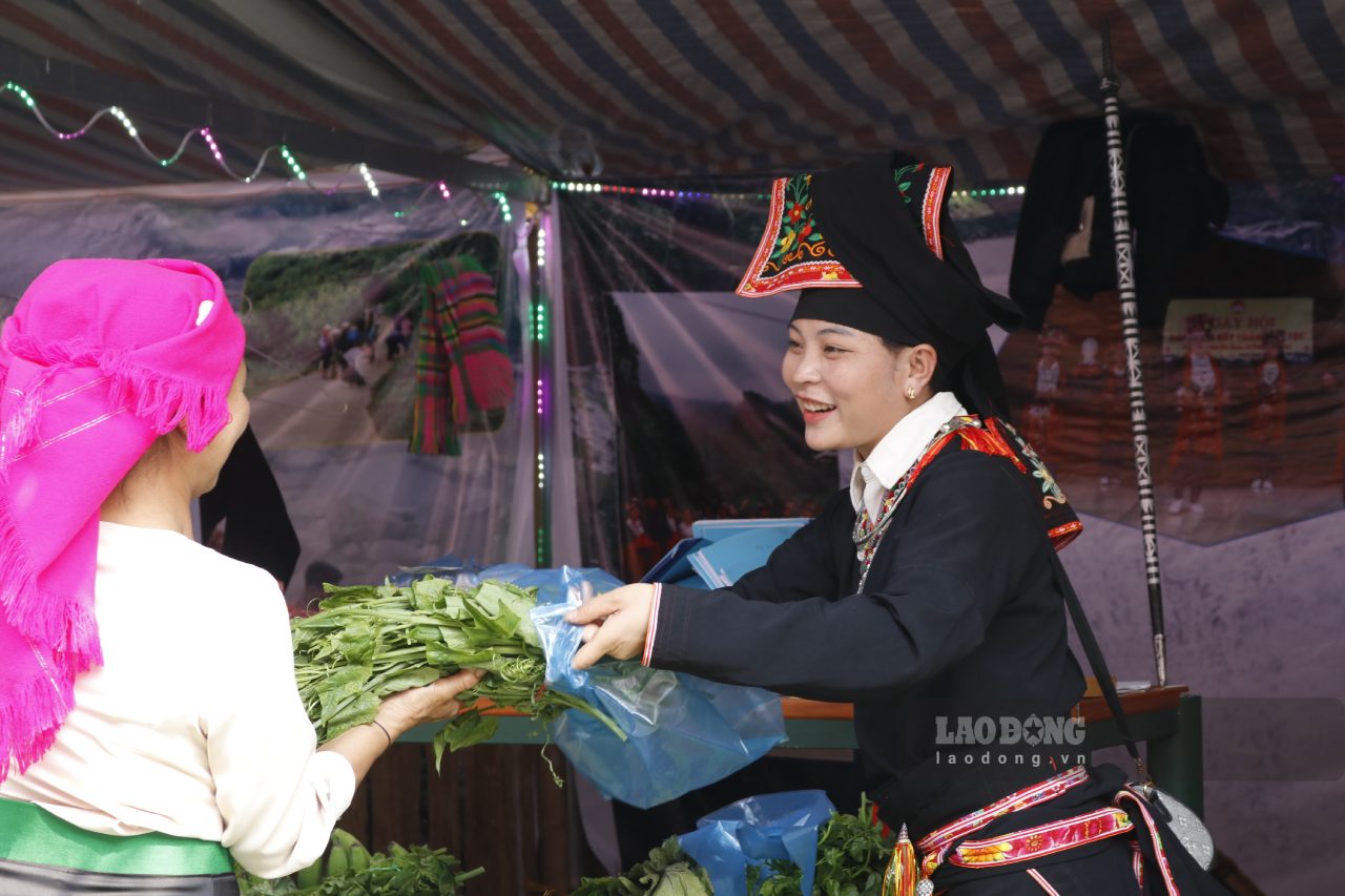 Các gian hàng trưng bày sản vật địa phương được bà con chuẩn bị kĩ lưỡng. Ảnh: Văn Đức