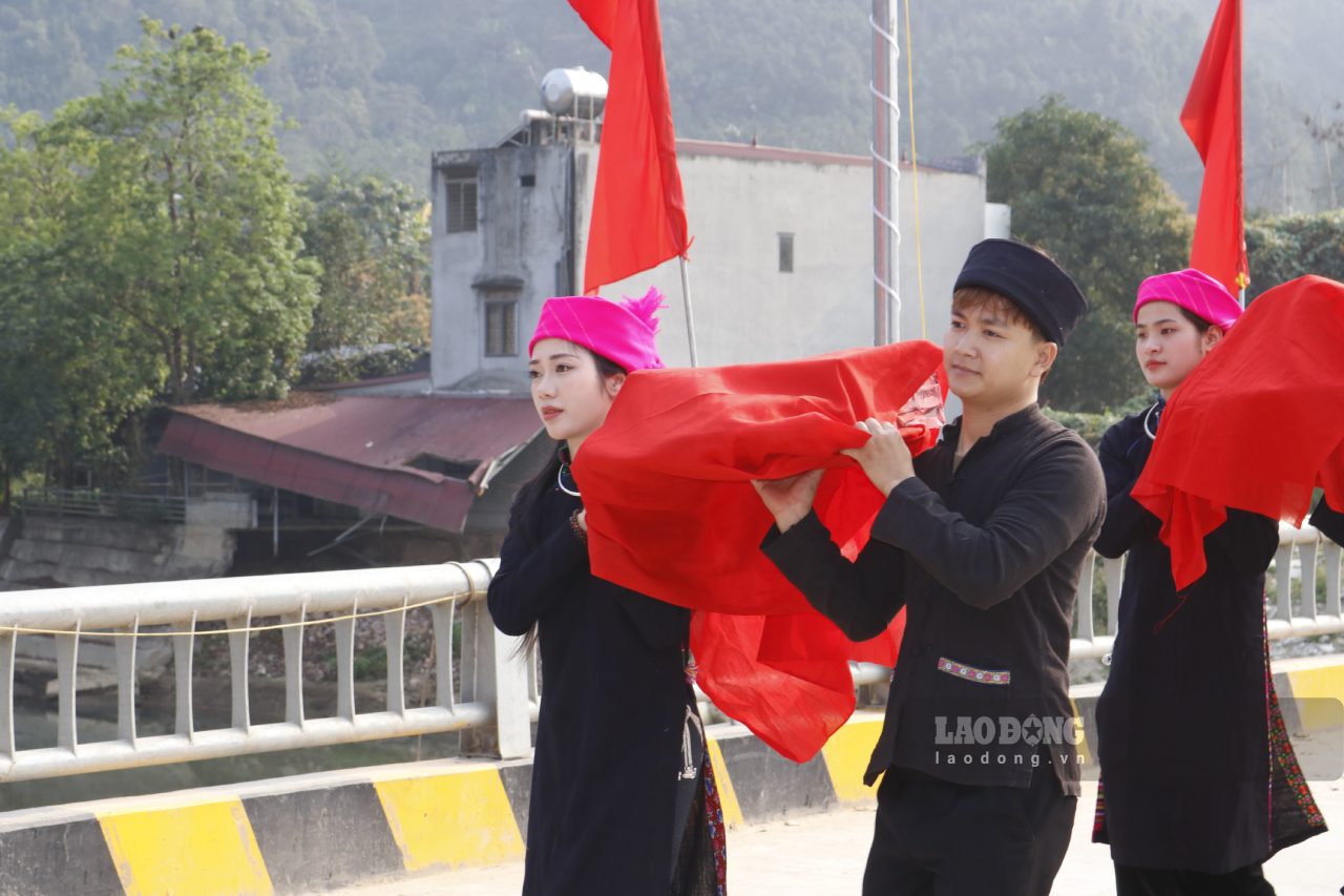 A large number of Tay, Dao, and Thai people participate in the Long Tong Festival in Phong Du Thuong commune, creating diverse cultural colors. Photo: Van Duc.