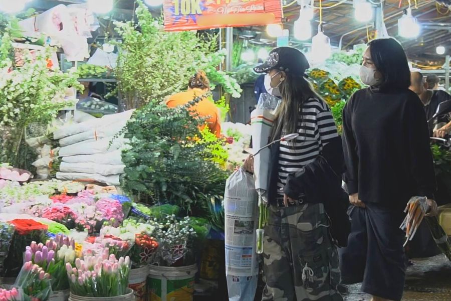 Quang Ba night flower market bustling before March 8, flower prices slightly increase