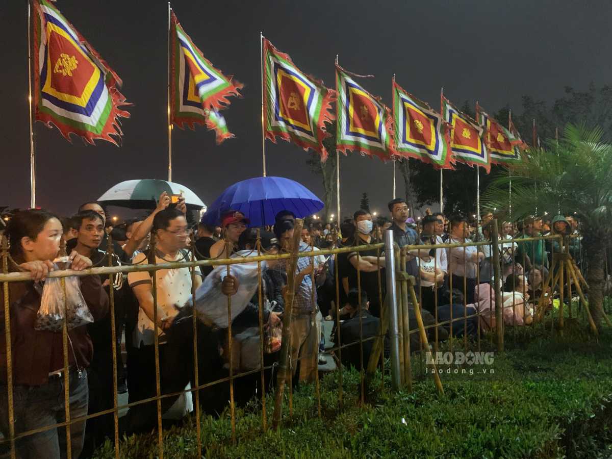 Người dân xếp hàng dài đợi bên ngoài 