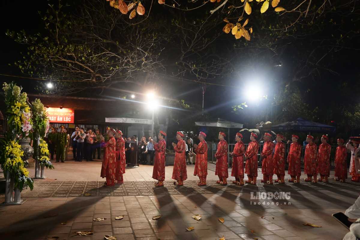 Overview of the sacred seal opening night at Tran Temple (Nam Dinh ward, Ninh Binh province). Photo: Luong Ha