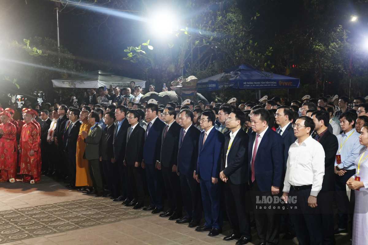 Lãnh đạo Trung ương, lãnh đạo tỉnh và các đại biểu dâng hương tưởng nhớ các Vua Trần và Đức Thánh Trần - Quốc công Tiết chế Hưng Đạo Đại vương Trần Quốc Tuấn.