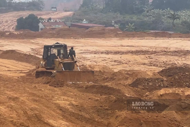 Không khí nhộn nhịp, phấn đấu hoàn thành dự án vượt tiến độ. Ảnh: Đinh Đại