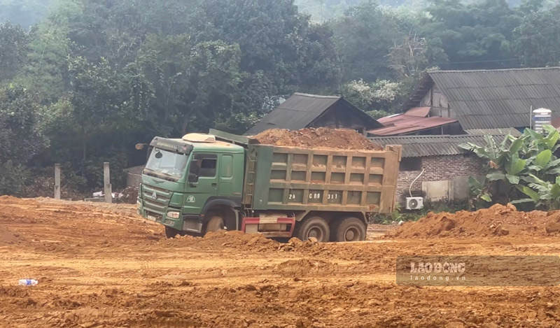 Nhà thầu huy động hàng chục phương tiện trọng tải lớn thi công dự án. Ảnh: Đinh Đại