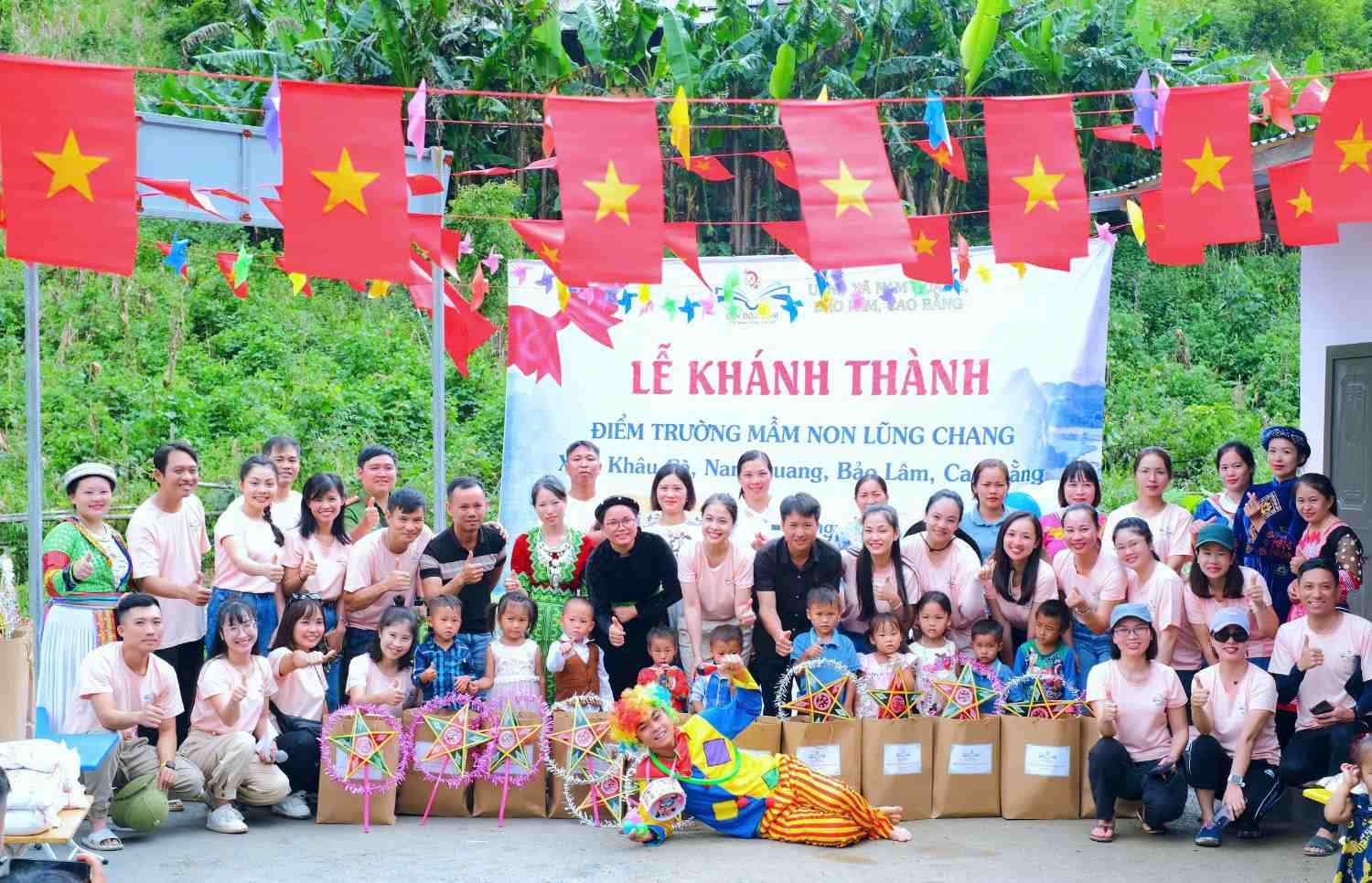 Quỹ Đèn Đom Đóm trao quà cho bà con và học sinh tại một điểm trường Tiểu học huyện Đà Bắc (Hòa Bình) bên lòng hồ Sông Đà, năm 2014. Ảnh: NVCC 