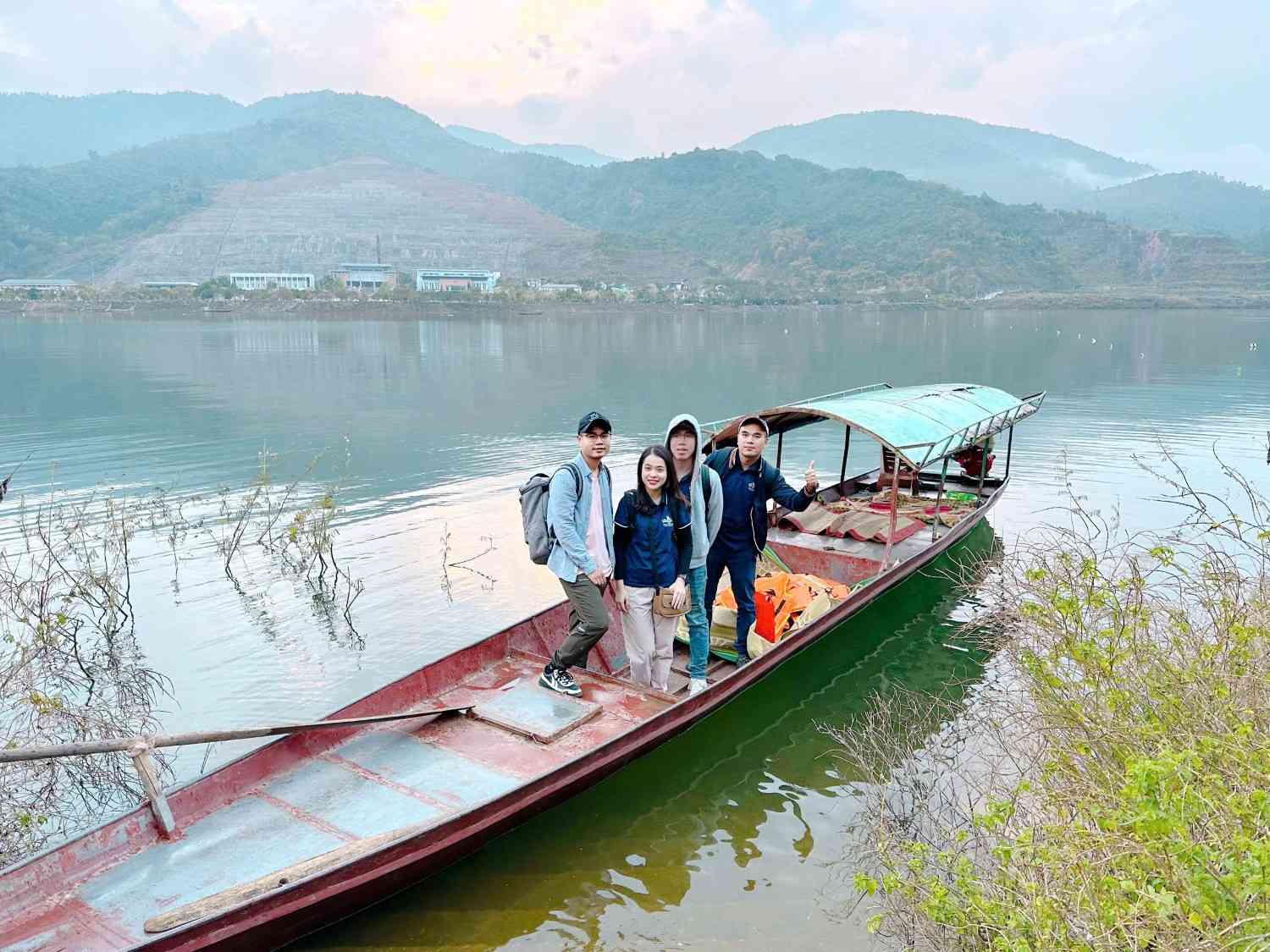 Các thành viên Quỹ Đèn Đom Đóm khảo sát điểm trường Há Mùa Lừ năm 2024. Ảnh: NVCC 