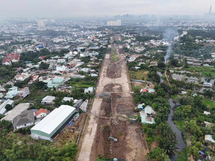 Cleaning the ground to prepare for reconstruction of section 3 of Ring Road 2 HCMC (from Go Dua intersection to Pham Van Dong street). Photo: Minh Quan