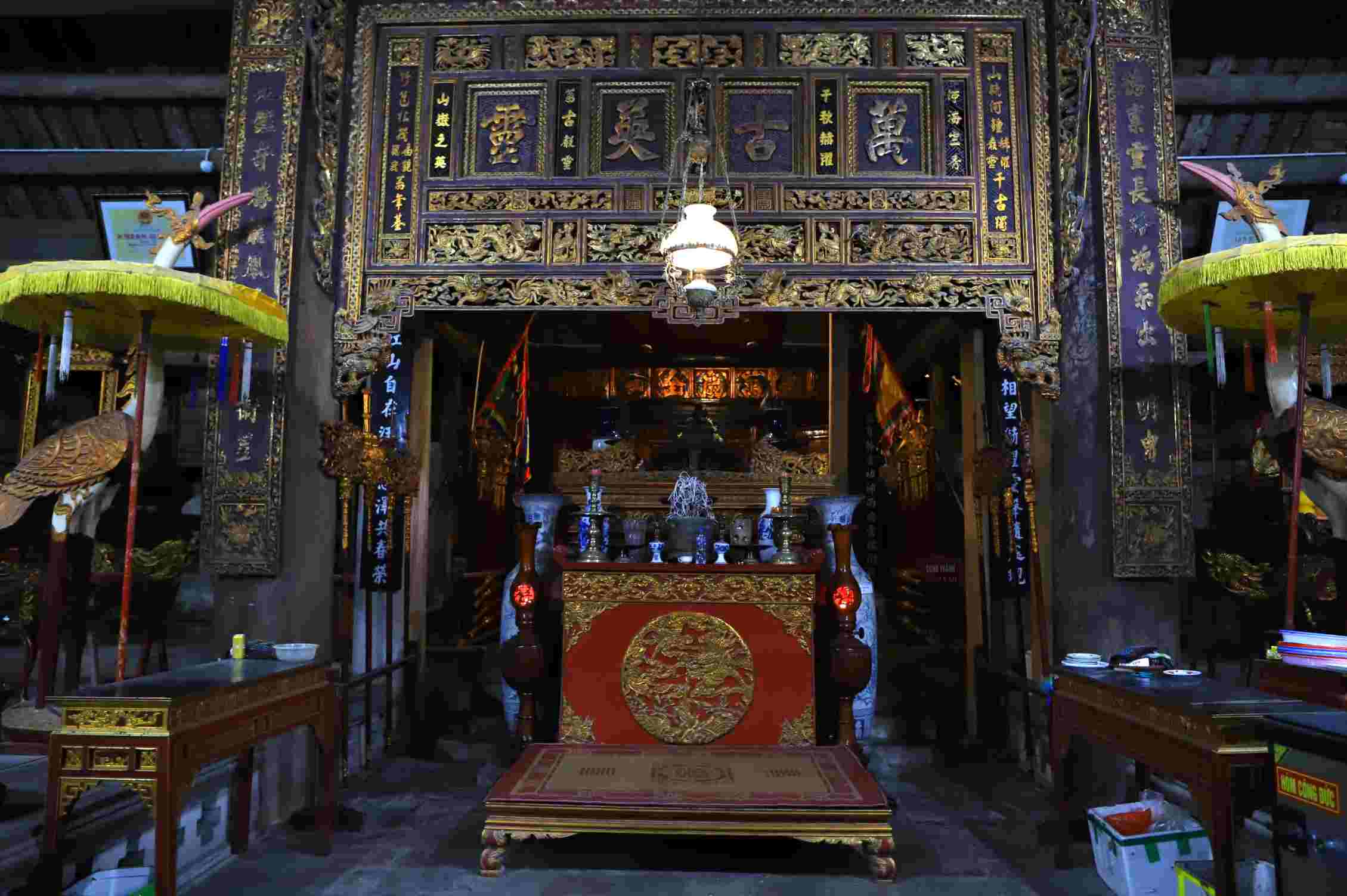 Ban thờ tại gian chính bên trong Đình So. Ảnh: Minh Vũ