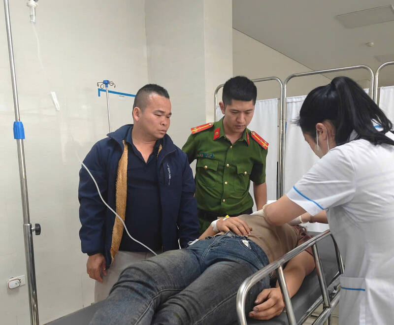 Commune police officers in Bac Ninh take people to the emergency room in time. Photo: Ministry of Public Security