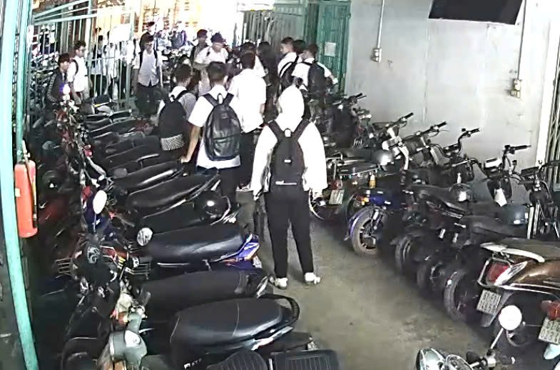 Cơ quan chức năng đang xác minh làm rõ nguyên nhân vụ việc. Ảnh cắt từ clip bạn đọc cung cấp