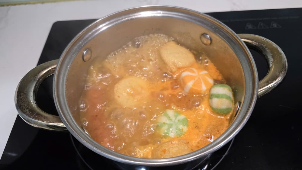 The mistake that housewives often make is cooking frozen food for too long. Photo: Tuan Dat