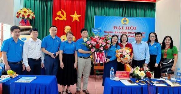 The Trade Union of Tuong Duong Medical Center was established, admitting 272 union members. Photo: Nghe An Trade Union