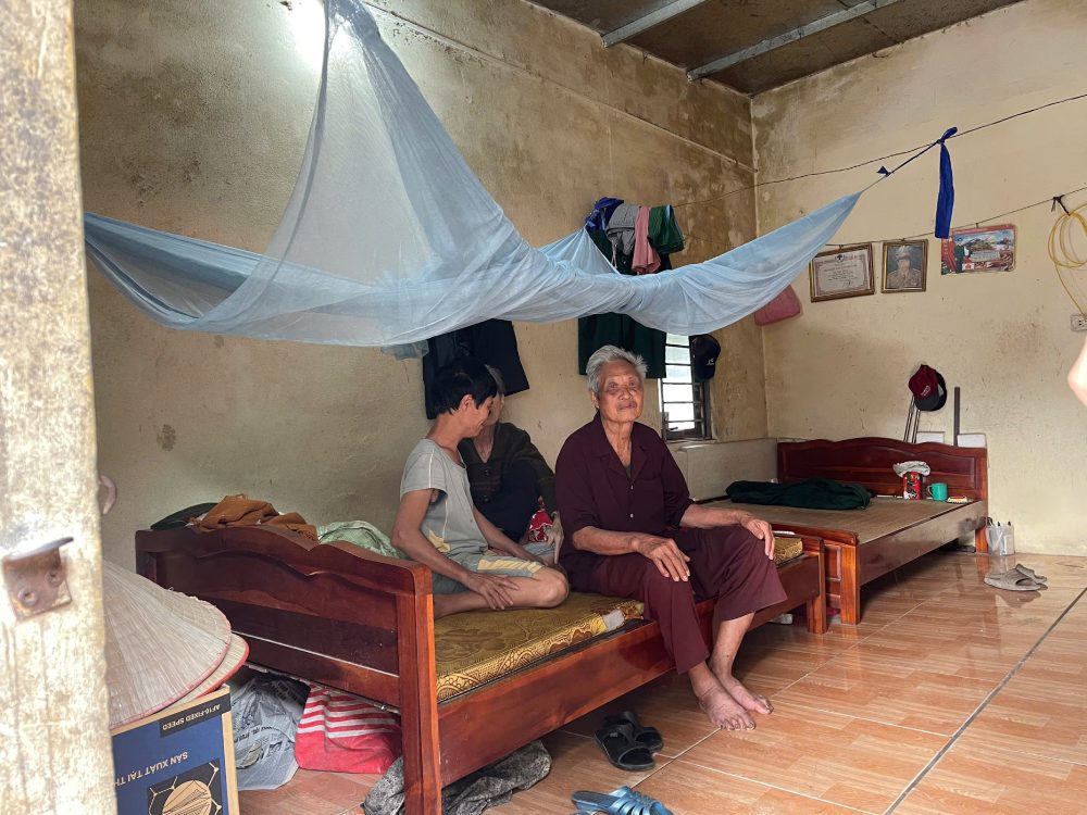 Vợ chồng ông Cừ bên con gái cả Nguyễn Thị Gầy bị di chứng chất độc da cam. Ảnh: Quỳnh Chi