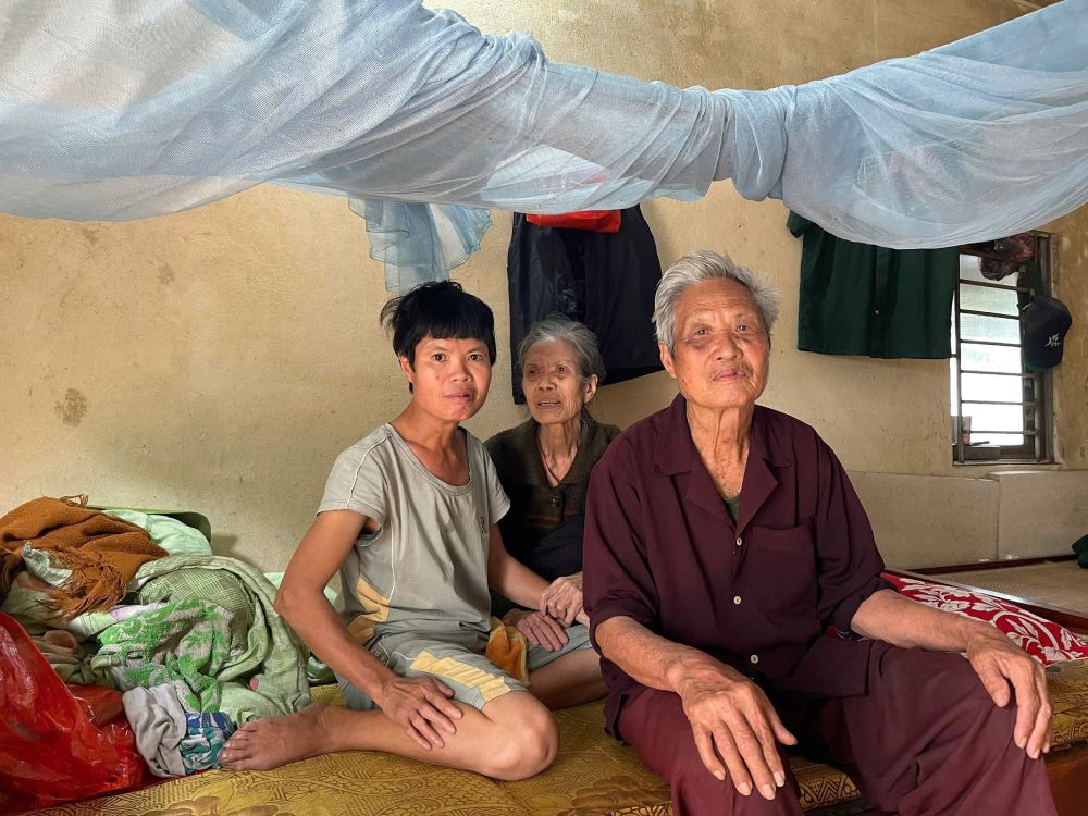 Mr. Nguyen Van Cu and his wife with their eldest daughter, Ms. Nguyen Thi Gay, suffering from Agent Orange sequelae. Photo: Quynh Chi