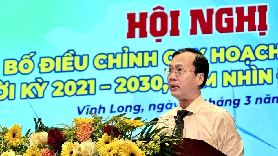 Mr. Tran Tri Quang - Chairman of Vinh Long Provincial People's Committee speaks at the conference announcing the adjustment of the 2021–2030 Provincial Plan, vision to 2050. Photo: Hoang Loc