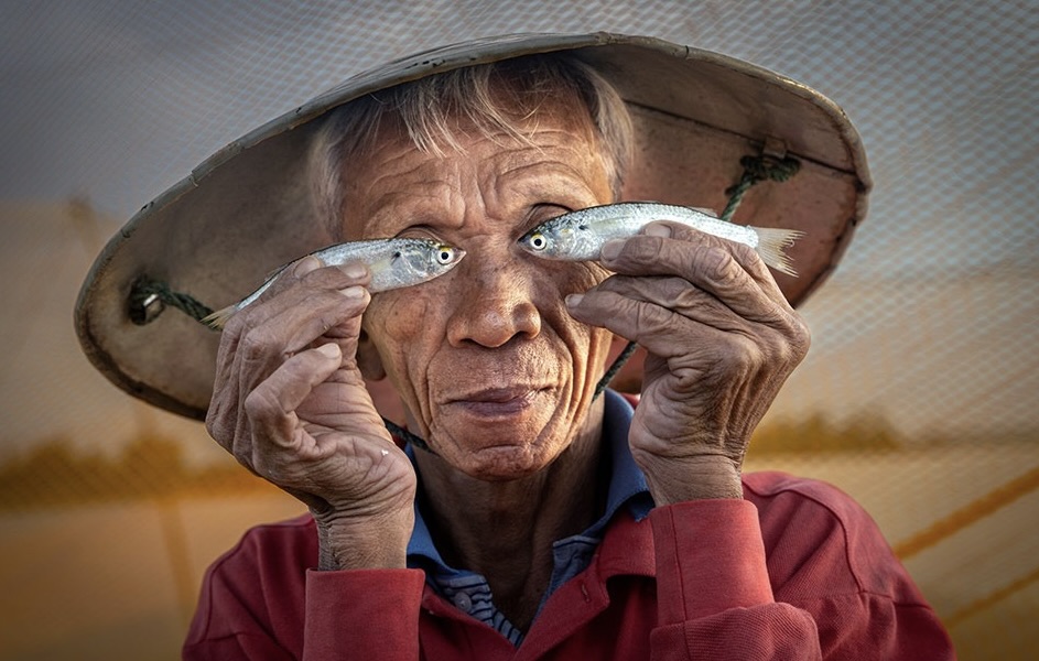 Photo of a fisherman in Hoi An (Da Nang) who won the international competition with a prize of 3,000 British pounds. Photo: Sophia Spurgin