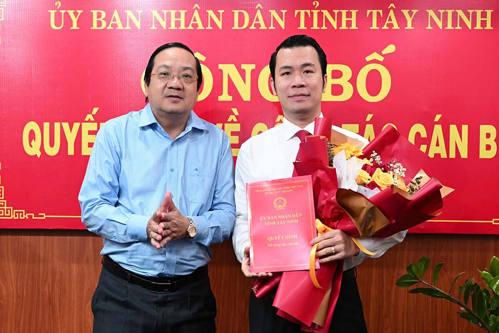 Mr. Truong Tan Son (right on the photo) was appointed Director of the Department of Industry and Trade of Tay Ninh province. Photo: Kien Dinh
