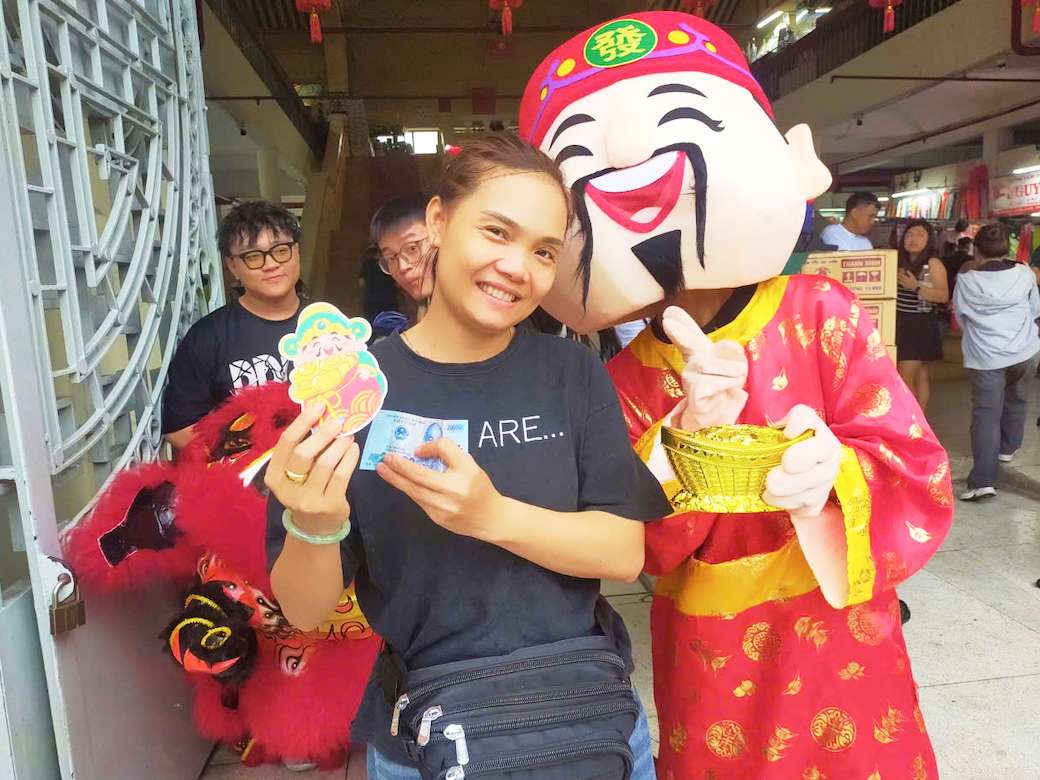 Khách hàng nhận quà may mắn của VPBank CommCredit tại chợ Bình Tây (TP.HCM). Ảnh: VPBank