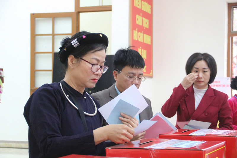 Excited atmosphere at polling station No. 6, Luong Van Tri ward. Photo: Khanh Linh