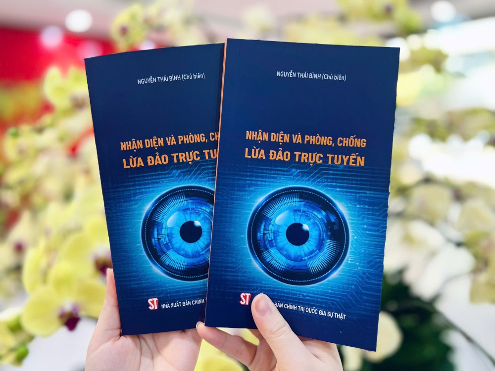 書籍「オンライン詐欺の認識と防止」は、詐欺を認識し、防止するための役立つハンドブックのようなものです。写真:アイ・ヴァン