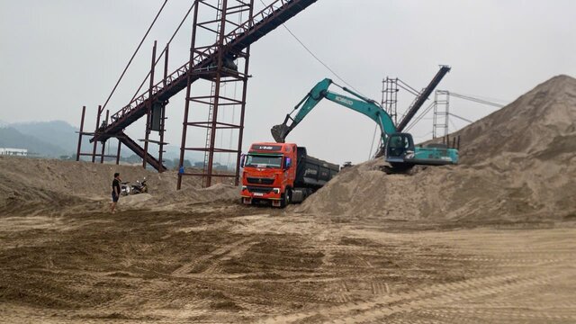 Các doanh nghiệp chủ động áp dụng các giải pháp để ứng phó với giá xăng dầu neo cao. Ảnh: Minh Chuyên