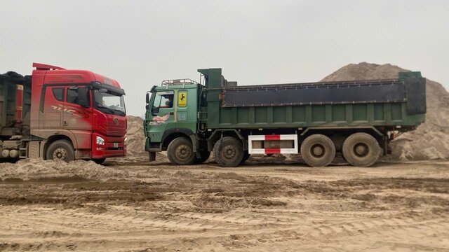 Các doanh nghiệp vận tải đang dần thích nghi với giá xăng dầu mới. Ảnh: Minh Chuyên