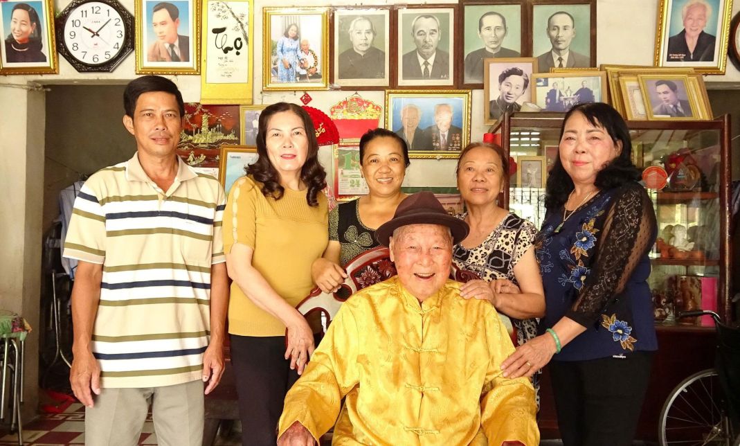 Cụ Trần Cang cùng nguyên lãnh đạo Hội Khuyến học, Hội Chữ thập đỏ huyện Châu Thành (tỉnh Sóc Trăng cũ) trong buổi thăm hỏi, chúc sức khỏe. Ảnh: Danh Ka