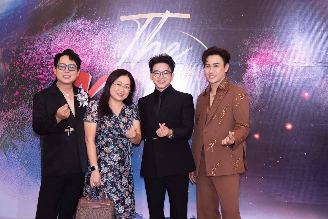 Director Hai Trieu (2nd from right) and the crew. Photo: Organizing Committee.