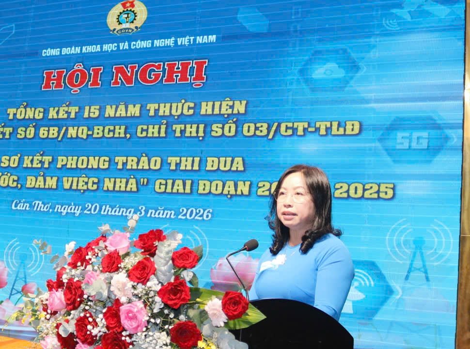 Standing Vice President of the Vietnam General Confederation of Labour Thai Thu Xuong proposed to continue promoting the movement "Good at state affairs, good at housework". Photo: Luong Hanh