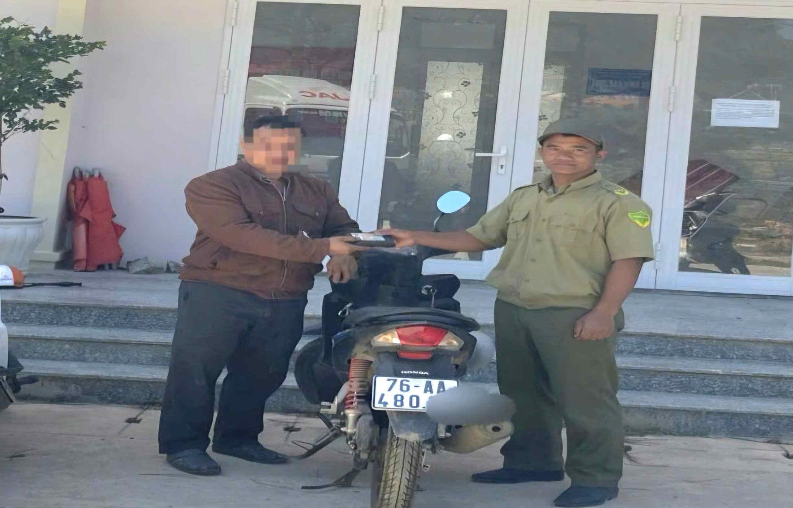Lac Duong Commune Police return motorbike to Mr. C, who was left on the road for 3 days. Photo: Lac Duong Commune Police