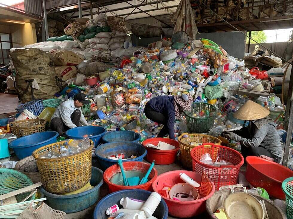 Guidance on preparing a list of goods purchases for business households with billion-dong revenue. Photo: Luong Ha.