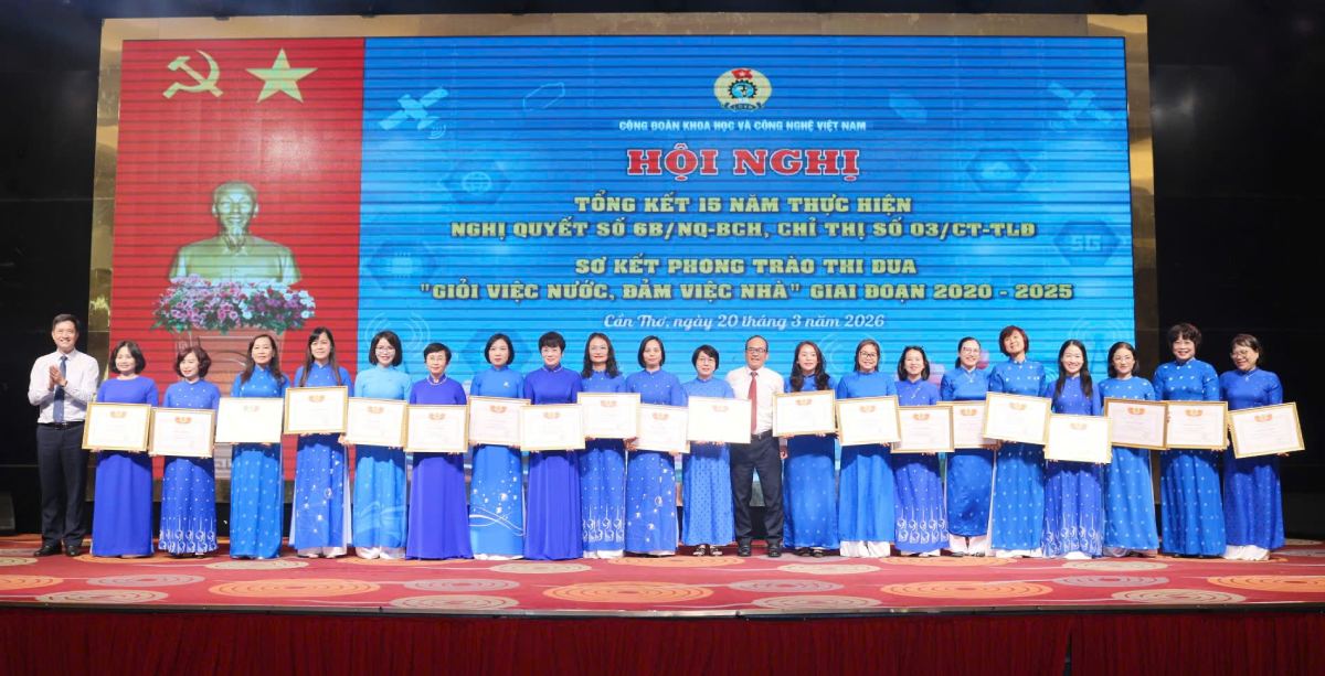 Khen thưởng các tập thể, cá nhân có thành tích xuất sắc trong phong trào thi đua “Giỏi việc nước, Đảm việc nhà” giai đoạn 2020-2025. Ảnh: Lương Hạnh