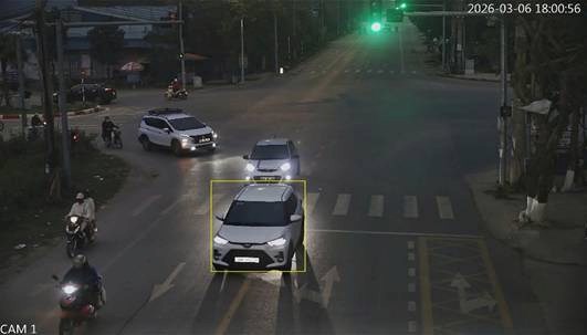 Car fined for overturning the line at Hoang Hoa Tham street, Da Mai ward, Bac Ninh province. Photo: Traffic Police Department of Bac Ninh Provincial Police