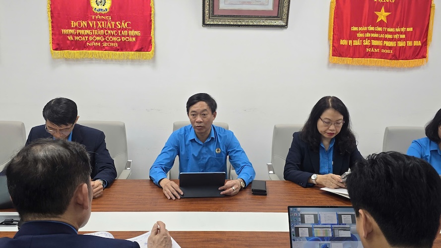 Mr. Mai Le Loi (middle) - Chairman of the Trade Union of Vietnam National Shipping Lines emphasized that one of the key tasks of March and April is to continue to urge and guide grassroots trade unions to coordinate with professional departments to organize the 2026 Employee Conference. Photo: CĐVIMC