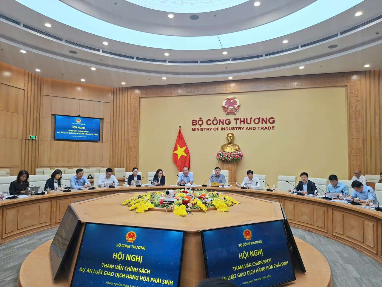 Policy consultation conference on the draft Law on Derivatives Trading with the participation of representatives of ministries, sectors, businesses, associations and experts. Photo: Tuyet Lan