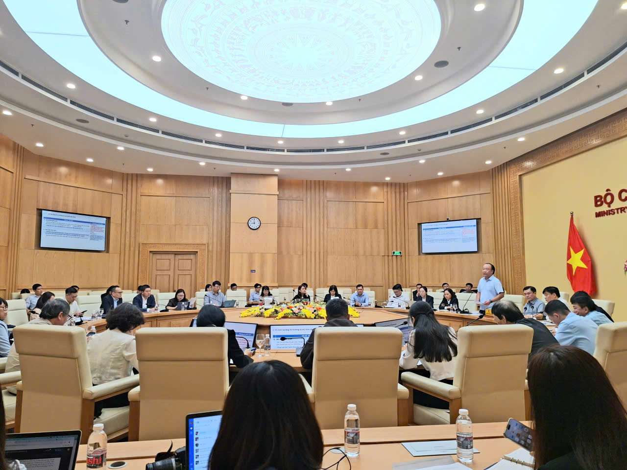 Ông Trần Hữu Linh - Cục trưởng Cục Quản lý và Phát triển thị trường trong nước chia sẻ một số thông tin về dự thảo Luật Giao dịch hàng hóa phái sinh. Ảnh: Tuyết Lan 